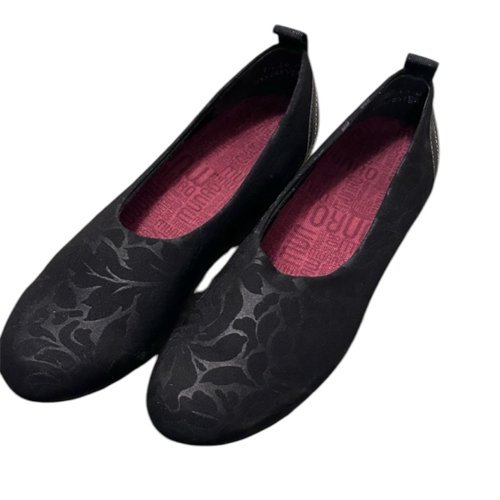 Munro Iriana slip on flats embossed floral black size 9 1/2